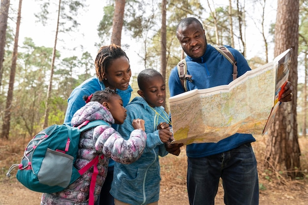 Familia viajando juntos por el bosque