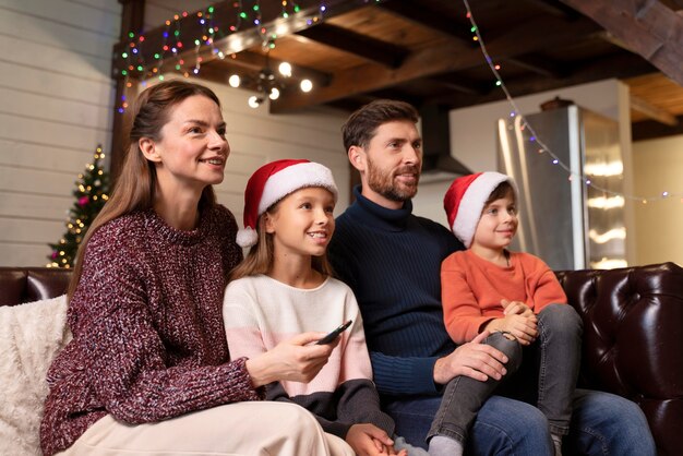 Familia viendo la televisión el día de navidad