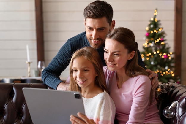 Familia viendo un video en su tableta el día de Navidad