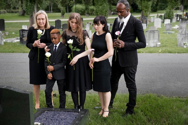 Familia visitando la tumba de un ser querido
