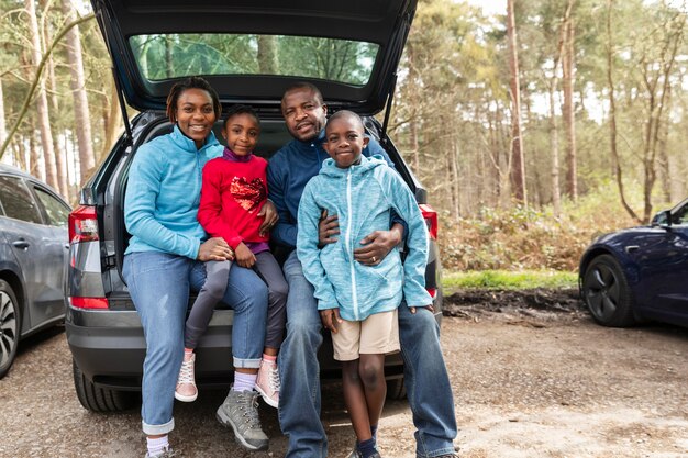 Familia yendo a una aventura juntos