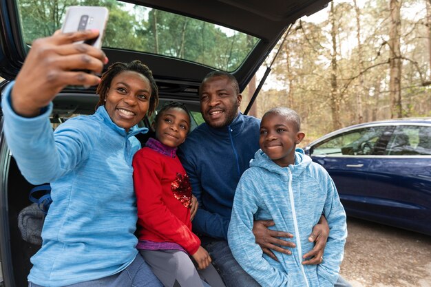 Familia yendo a una aventura juntos