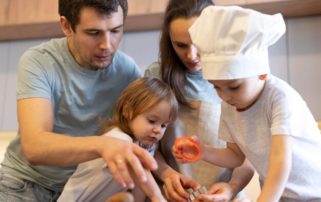 Familiares de primer plano cocinando