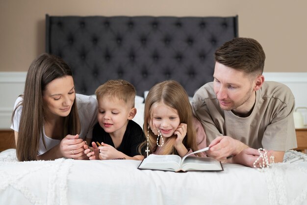 Familias cristianas felices de tiro medio