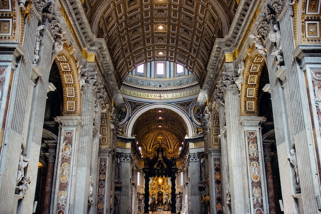 Famosa basílica histórica papal de San Pedro en la antigua ciudad del Vaticano