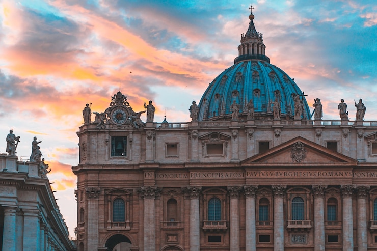 Foto gratuito la famosa basílica de san pedro en la ciudad del vaticano y el cielo con hermosos colores detrás
