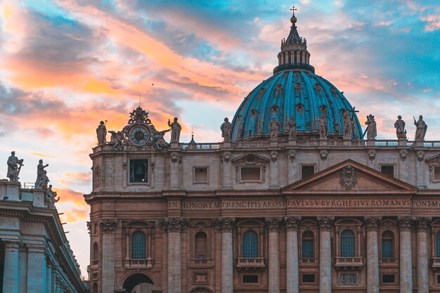 La famosa Basílica de San Pedro en la Ciudad del Vaticano y el cielo con hermosos colores detrás