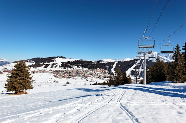 Famosa estación de montaña en los Alpes en Francia