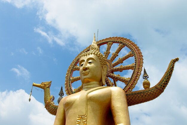 La famosa estatua histórica de Buda tocando el cielo en el templo Wat Phra Yai, Tailandia