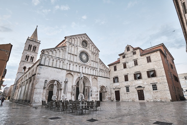 La famosa iglesia de San Donato de Zadar en Croacia con un pequeño café afuera temprano en la mañana
