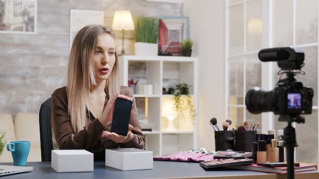 Famosa influencer de belleza grabando unboxing para su vlog. Creador de contenido creativo.