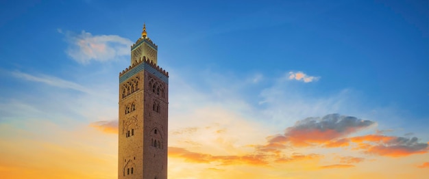 Famosa mezquita Koutoubia Marrakech al amanecer.