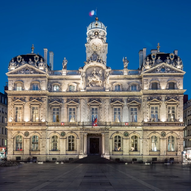 La famosa plaza Terreaux en la ciudad de Lyon por la noche, Francia.