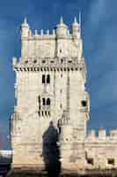 Foto gratuita famosa torre de belem en la noche. lisboa, portugal.