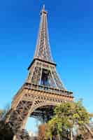 Foto gratuita famosa torre eiffel y árboles en parís