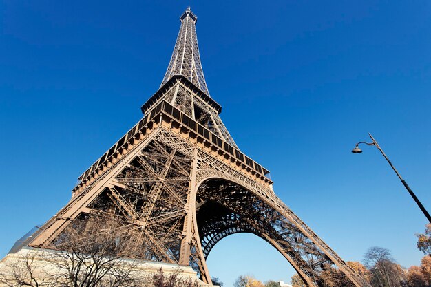 La famosa torre Eiffel con cielo azul en París