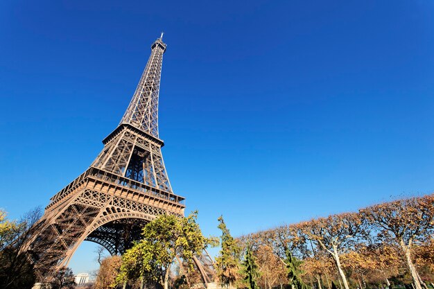 La famosa Torre Eiffel en París en otoño