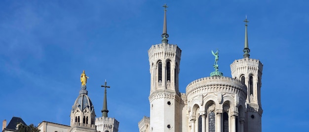 Famosa vista de la basílica de Notre DamedeFourviere en Lyon