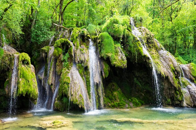 Famosa vista de Cascades des Tufs en Francia