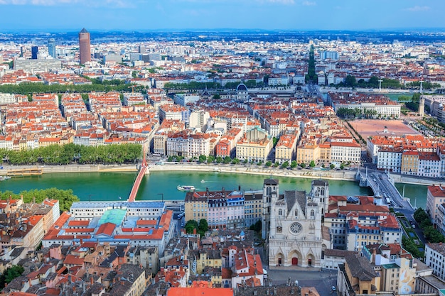 Foto gratuita famosa vista de lyon desde la basílica de notre dame de fourviere