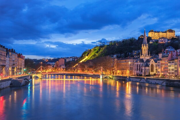 Famosa vista de Lyon con el río Saona en la noche