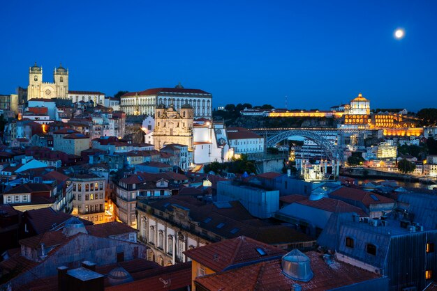 Famosa vista de Oporto de noche con luna, Portugal, Europa