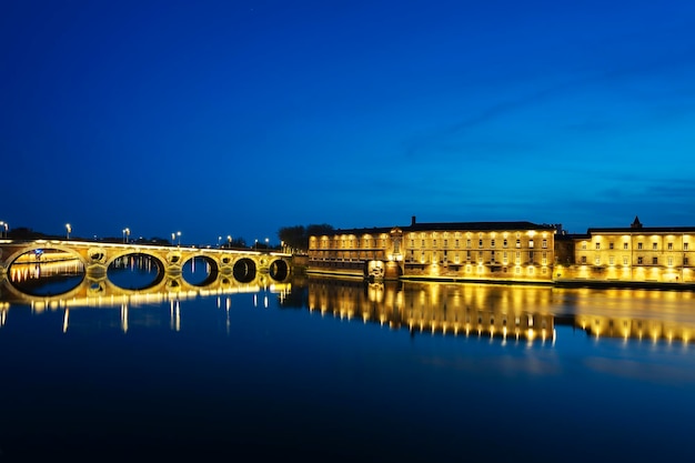 Famosa vista de Pont Neuf de noche Toulouse