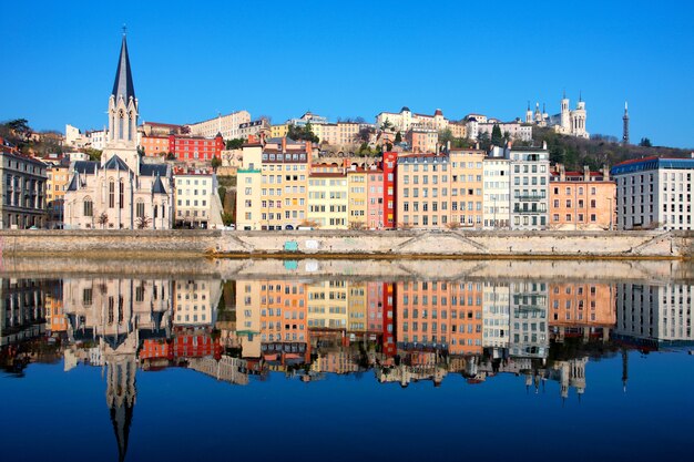 Famosa vista del río Saona en la ciudad de Lyon, Francia.