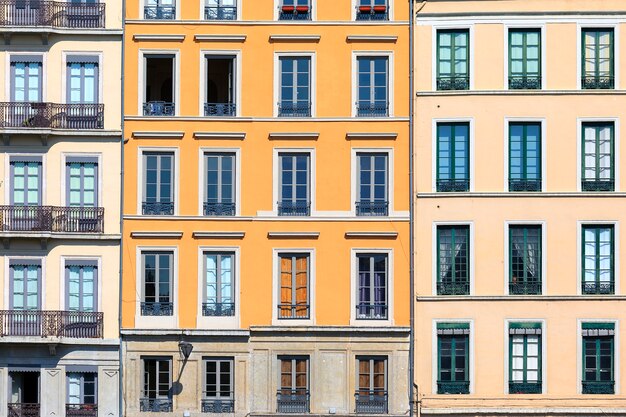 Famosas fachadas en la ciudad de Lyon, Francia.