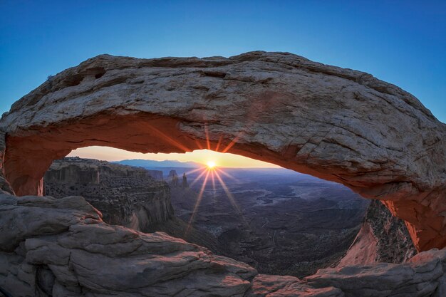 Famoso amanecer en Mesa Arch en el Parque Nacional Canyonlands, Utah, EE.