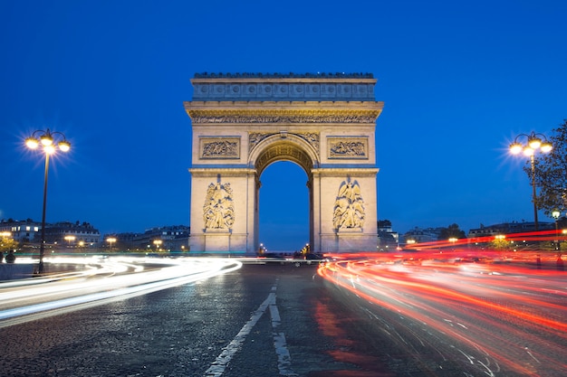 El famoso Arc de Triomphe de noche, París Francia