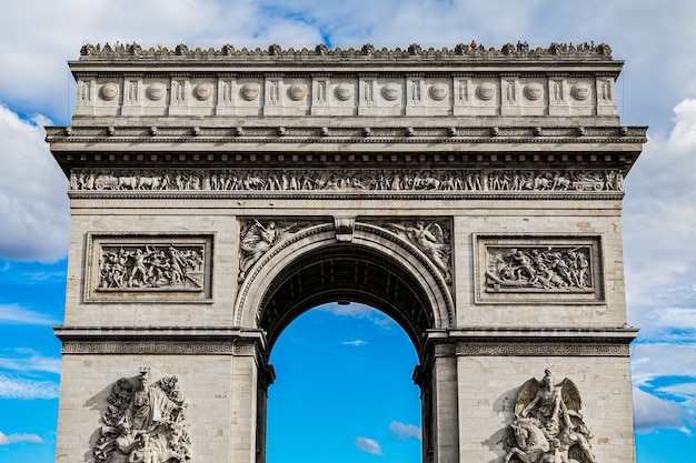 Famoso arco histórico del triunfo en París, Francia