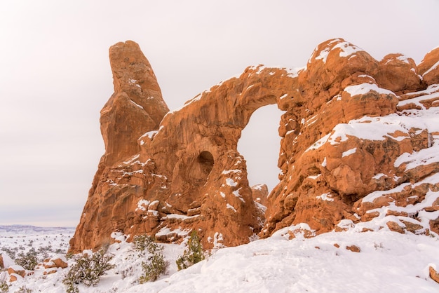 Famoso arco de torreta en el Parque Nacional Arches Utah USA durante el invierno