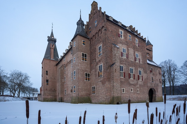 Foto gratuita famoso castillo histórico de doorwerth en heelsum, holanda durante el invierno