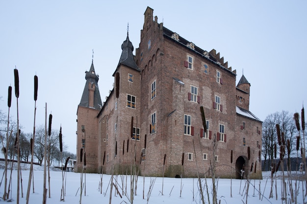 Famoso castillo histórico de Doorwerth en Heelsum, Holanda durante el invierno