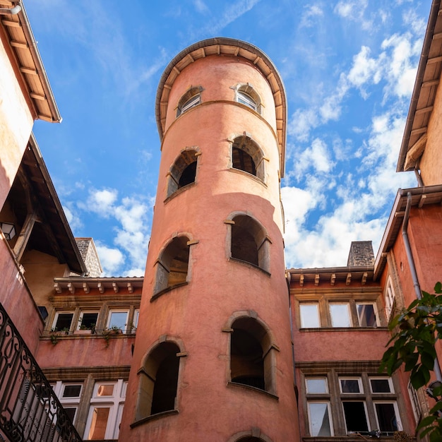 Foto gratuita famoso edificio con torre rosa en lyon