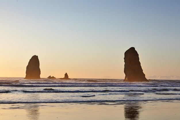 Famoso Haystack Rock en la costa rocosa del Océano Pacífico