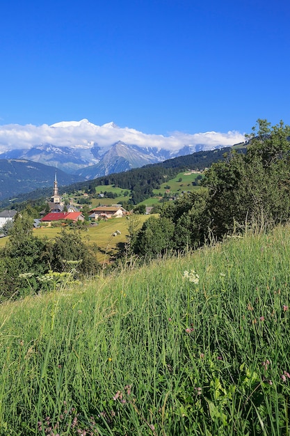 Famoso y hermoso pueblo de Combloux, Alpes, Saboya, Francia