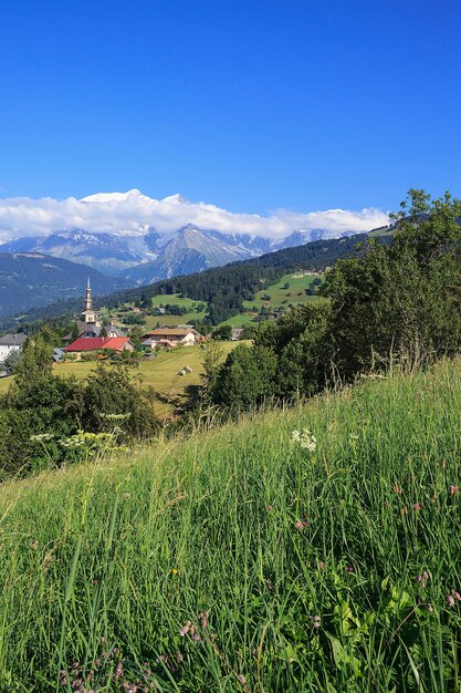 Famoso y hermoso pueblo de Combloux, Alpes, Saboya, Francia
