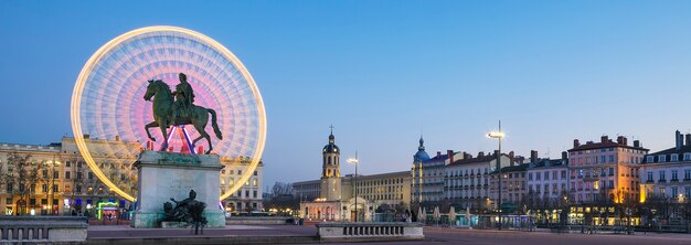 Famoso lugar Bellecour estatua del rey Luis XIV por la noche, Lyon Francia