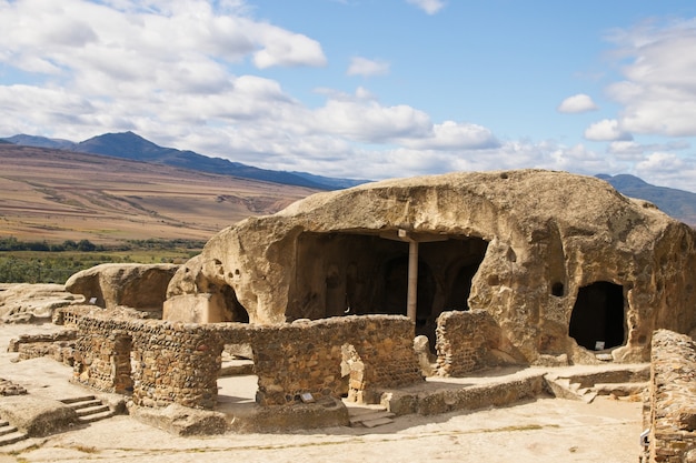 Famoso pueblo histórico de Uplistsikhe excavado en la roca en el este de Georgia