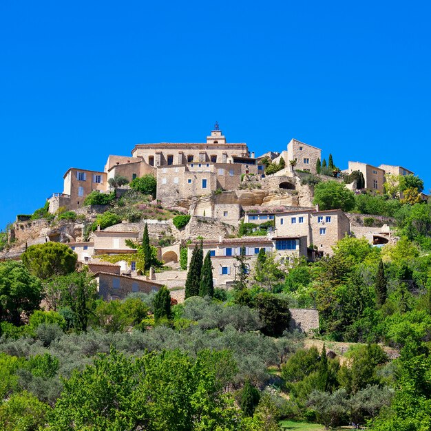 Famoso pueblo medieval de Gordes en el sur de Francia