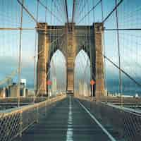 Foto gratuita en el famoso puente de brooklyn por la mañana