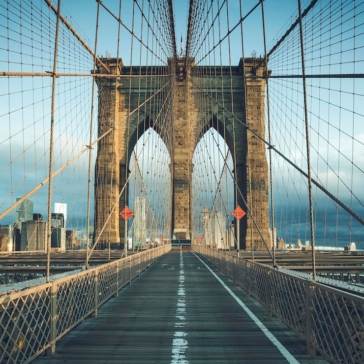 Foto gratuito en el famoso puente de brooklyn por la mañana