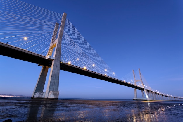 Famoso puente Vasco da Gama en Lisboa por la noche, Portugal