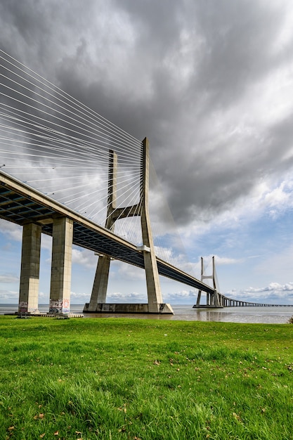 Famoso puente Vasco da Gama en Sacavem, Portugal bajo el cielo nublado