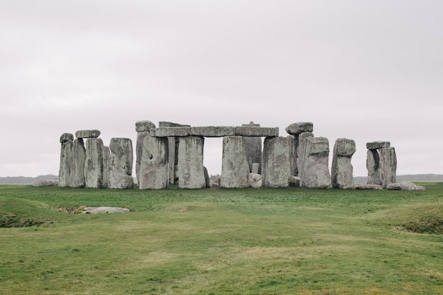 Famoso Stonehenge, Reino Unido bajo el cielo nublado
