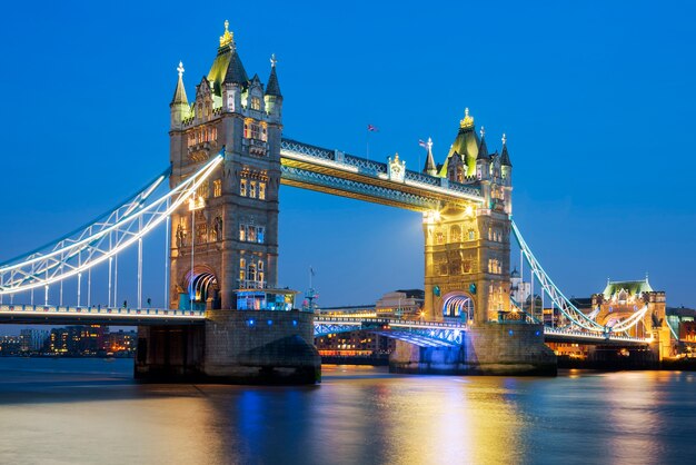 Famoso Tower Bridge en la noche, Londres, Inglaterra