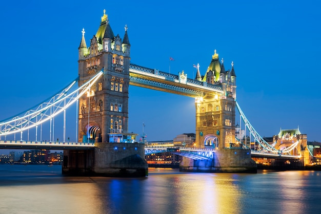 Famoso Tower Bridge en la noche, Londres, Inglaterra