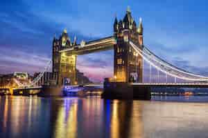 Foto gratuita famoso tower bridge en la noche, londres, inglaterra